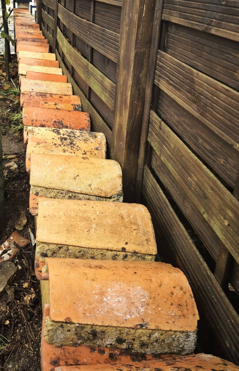 Entretenir sa toiture régulièrement, c’est protéger sa maison, éviter des dépenses inutiles et prolonger la durée de vie de son toit.